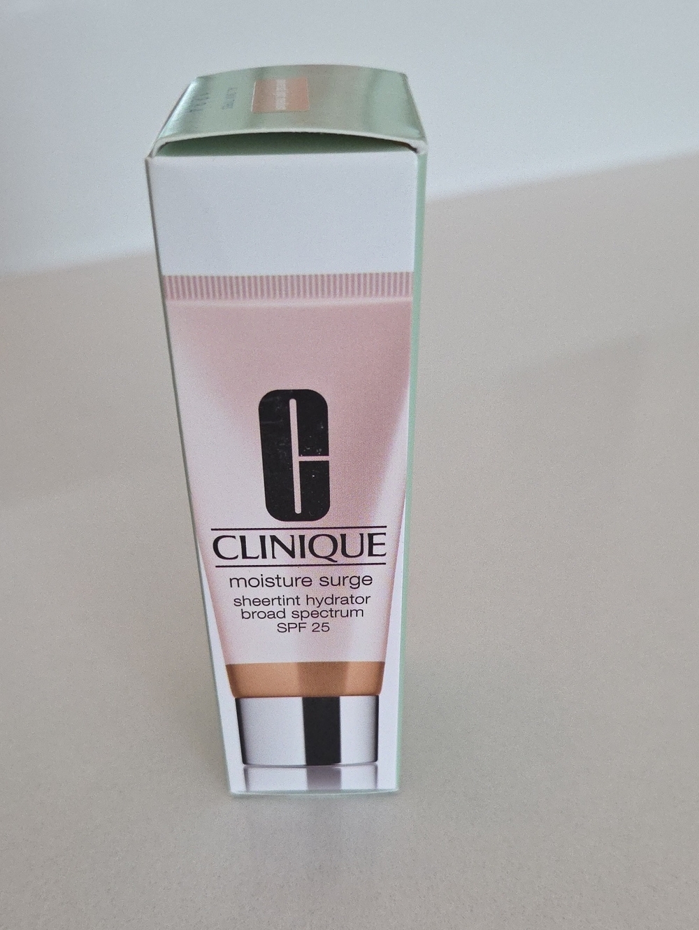Clinique Moisture Surge Sheertint Hydrator - Universal Light Medium